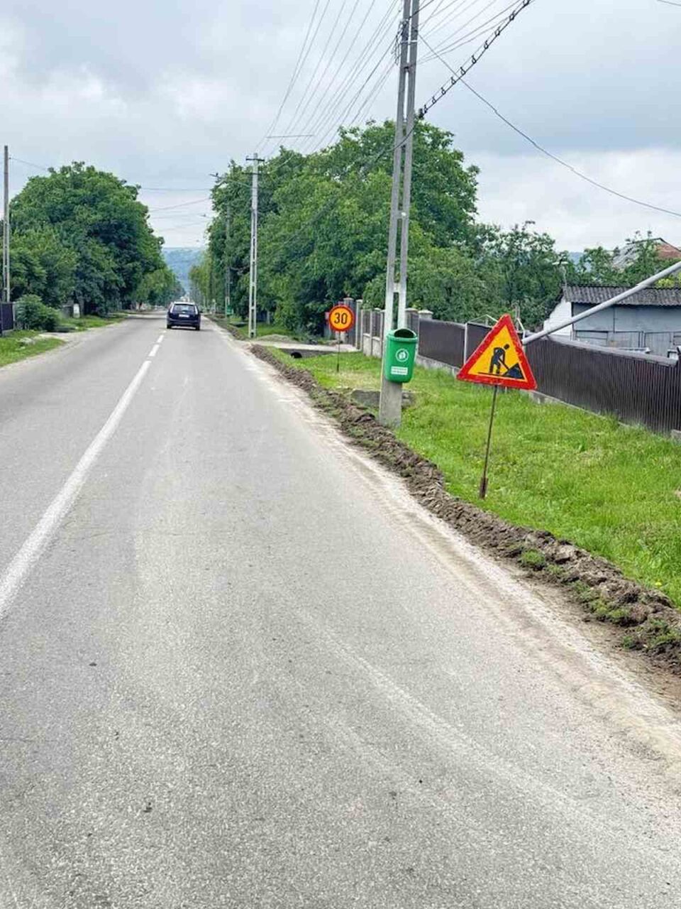 Strat nou de asfalt pe drumul județean din Pătrăuți, care nu a mai fost reabilitat de 12 ani