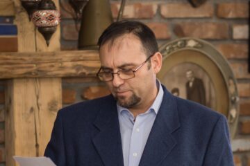 De la catedră la Bookfest: Ioan Caulea lansează volumul de poezie „Lacrimi și dinți”