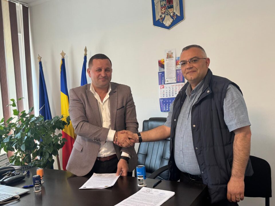Primarul Marian Sabie a semnat conntractul pentru reabilitarea școlii din Bănești
