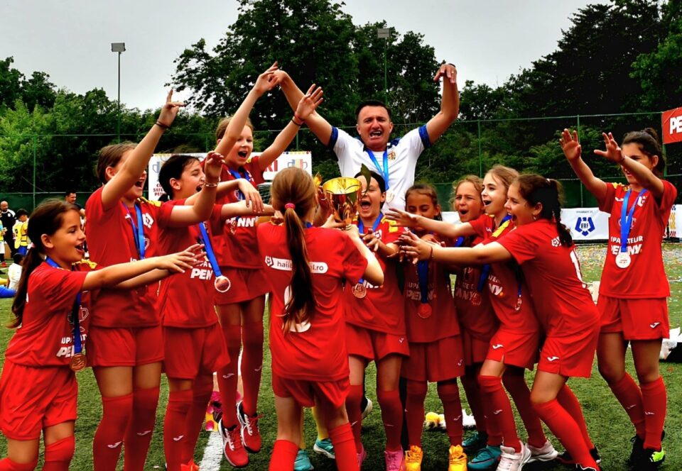 Echipa de fotbal feminin a Școlii Gimnaziale „Mitropolit Iacob Putneanul” s-a clasat pe locul 3 național la Cupa Satelor Echipa de fotbal feminin a Școlii Gimnaziale „Mitropolit Iacob Putneanul” s-a clasat pe locul 3 național la Cupa Satelor