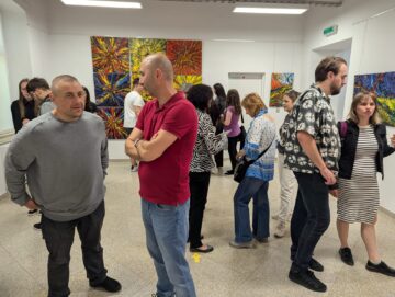 „Ferestre” către lumi imaginare, compoziții pline de energie, de culoare, realizate Harry Meyer și expuse la Muzeul de Istorie