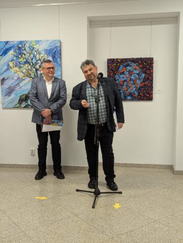 „Ferestre” către lumi imaginare, compoziții pline de energie, de culoare, realizate Harry Meyer și expuse la Muzeul de Istorie