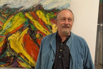 „Ferestre” către lumi imaginare, compoziții pline de energie, de culoare, realizate Harry Meyer și expuse la Muzeul de Istorie