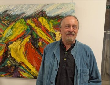 „Ferestre” către lumi imaginare, compoziții pline de energie, de culoare, realizate Harry Meyer și expuse la Muzeul de Istorie