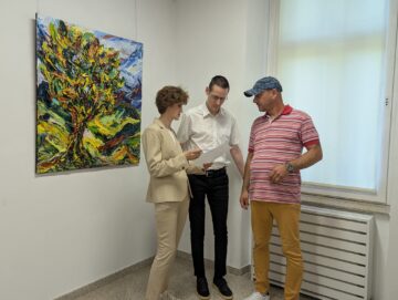 „Ferestre” către lumi imaginare, compoziții pline de energie, de culoare, realizate Harry Meyer și expuse la Muzeul de Istorie