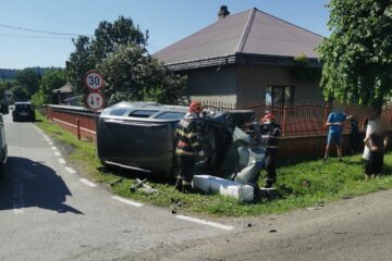 Un bunic a făcut o depășire interzisă, iar el și doi nepoți au suferit leziuni