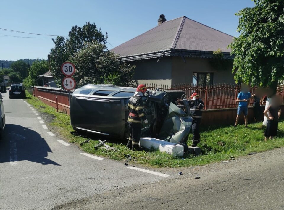 Un bunic a făcut o depășire interzisă, iar el și doi nepoți au suferit leziuni