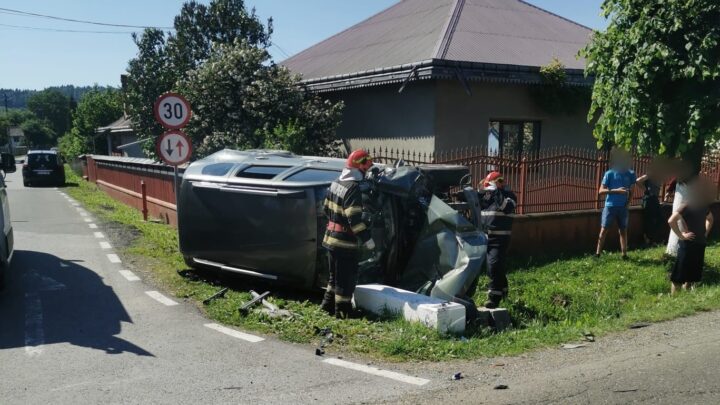 Un bunic a făcut o depășire interzisă, iar el și doi nepoți au suferit leziuni