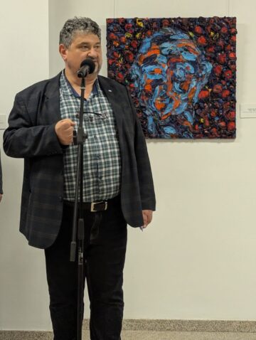 „Ferestre” către lumi imaginare, compoziții pline de energie, de culoare, realizate Harry Meyer și expuse la Muzeul de Istorie