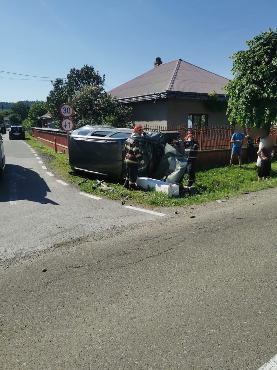 Accident cu trei răniți, din care doi minori, la Mălini