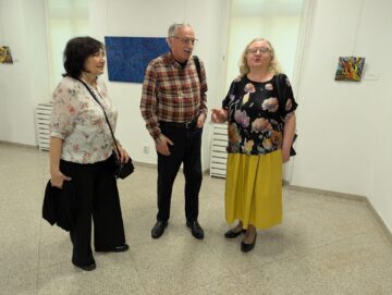 „Ferestre” către lumi imaginare, compoziții pline de energie, de culoare, realizate Harry Meyer și expuse la Muzeul de Istorie