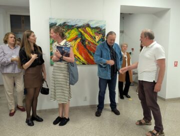 „Ferestre” către lumi imaginare, compoziții pline de energie, de culoare, realizate Harry Meyer și expuse la Muzeul de Istorie