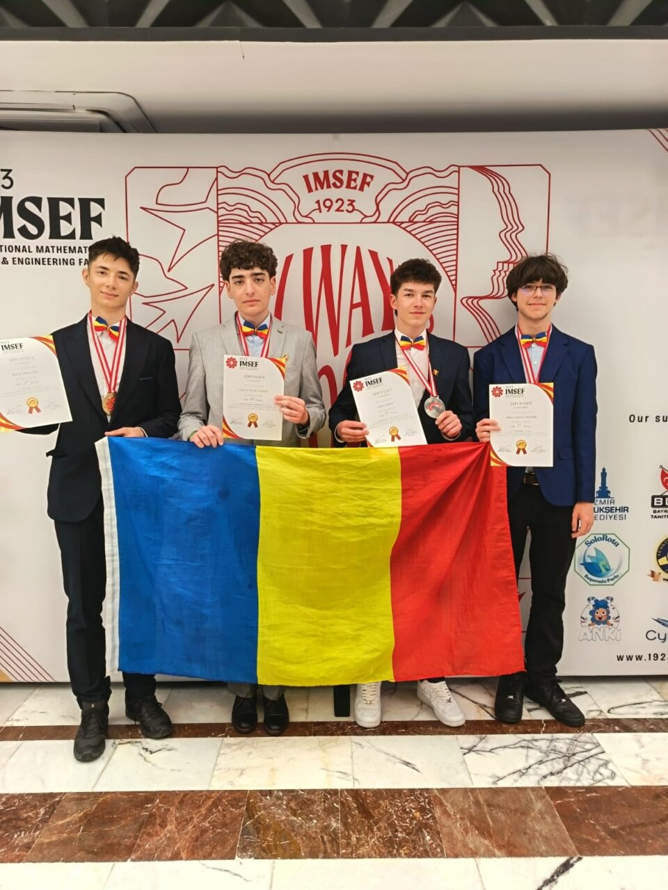 Două proiecte premiate, două medalii și o calificare la Londra pentru elevi ai Colegiului „Petru Rareș”