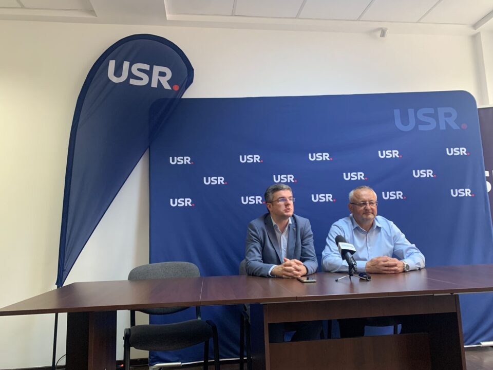 Ministrul interimar al Economiei, Digitalizării, Antreprenoriatului și Turismului, Irineu Darău (stânga), la Suceava