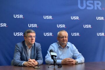 Ministrul interimar al Economiei, Digitalizării, Antreprenoriatului și Turismului, Irineu Darău (stânga), la Suceava