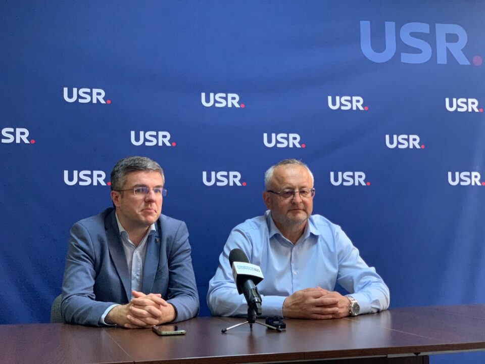 Ministrul interimar al Economiei, Digitalizării, Antreprenoriatului și Turismului, Irineu Darău (stânga), la Suceava