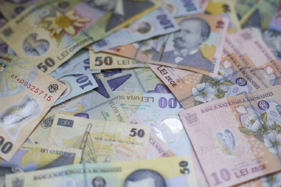 O femeie care făcea curățenie într-o pensiune l-a ”ușurat” de 16.000 de lei pe un septuagenar