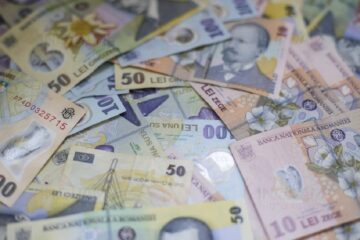 O femeie care făcea curățenie într-o pensiune l-a ”ușurat” de 16.000 de lei pe un septuagenar