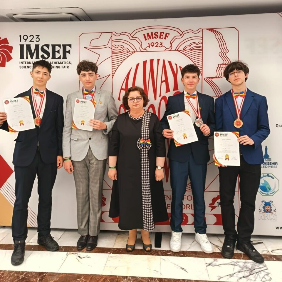 Două proiecte premiate, două medalii și o calificare la Londra pentru elevi ai Colegiului „Petru Rareș”
