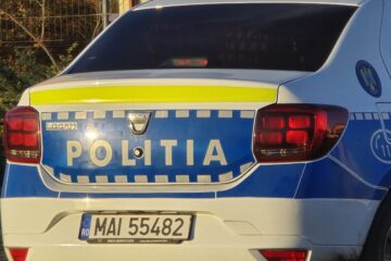 Un șofer băut a pierdut controlul unui Audi Q5, care s-a răsturnat pe cupolă după ce a lovit un cap de pod