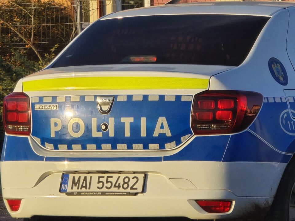 Un șofer băut a pierdut controlul unui Audi Q5, care s-a răsturnat pe cupolă după ce a lovit un cap de pod