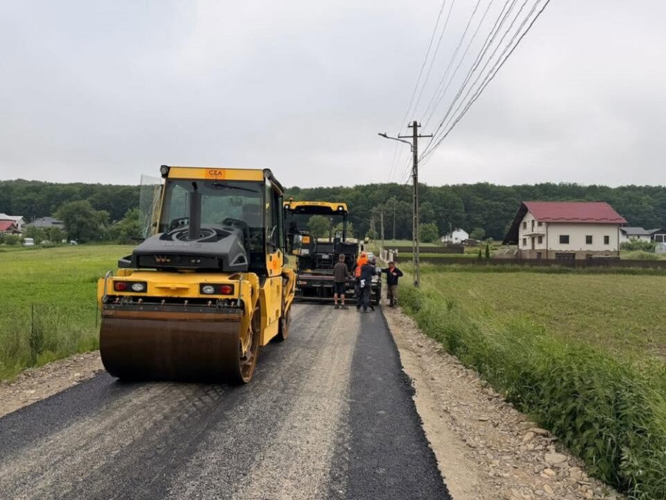 Un tronson de drum din comuna Dărmănești a fost asfaltat. Urmează alte două tronsoane