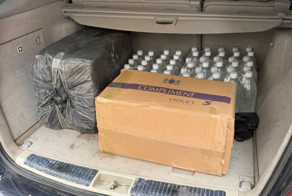 Țigări și alcool de contrabandă, ridicate și confiscate de polițiști din Bazarul Suceava