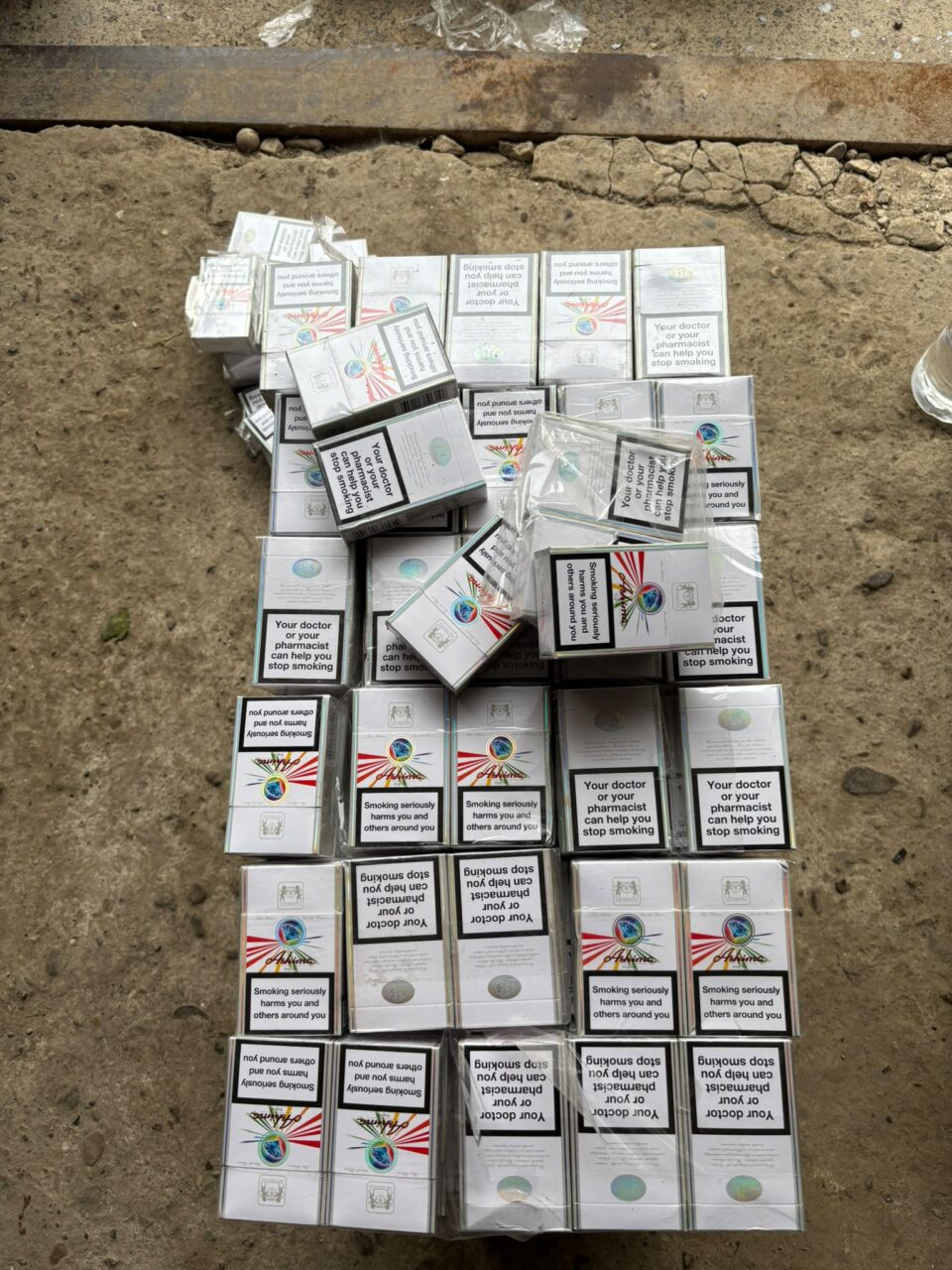 Țigări și alcool de contrabandă, ridicate și confiscate de polițiști din Bazarul Suceava