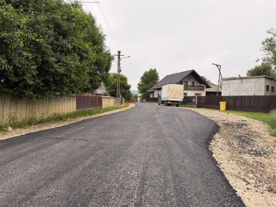 Un tronson de drum din comuna Dărmănești a fost asfaltat. Urmează alte două tronsoane