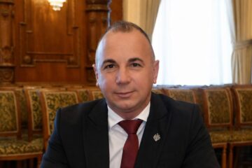 Deputatul sucevean Valentin Răducea critică lipsa de implicare a statului în creșterea siguranței rutiere pe șosele din țară Deputatul sucevean Valentin Răducea critică lipsa de implicare a statului în creșterea siguranței rutiere pe șosele din țară