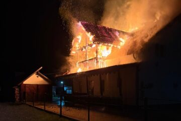 Casă distrusă de flăcări în miez de noapte