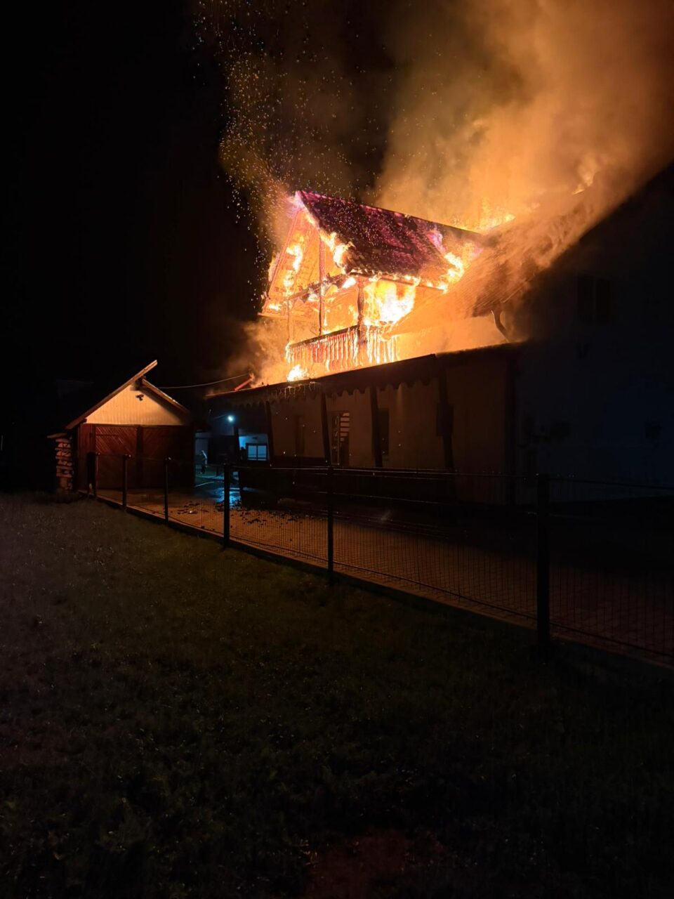Casă distrusă de flăcări în miez de noapte Casă distrusă de flăcări în miez de noapte