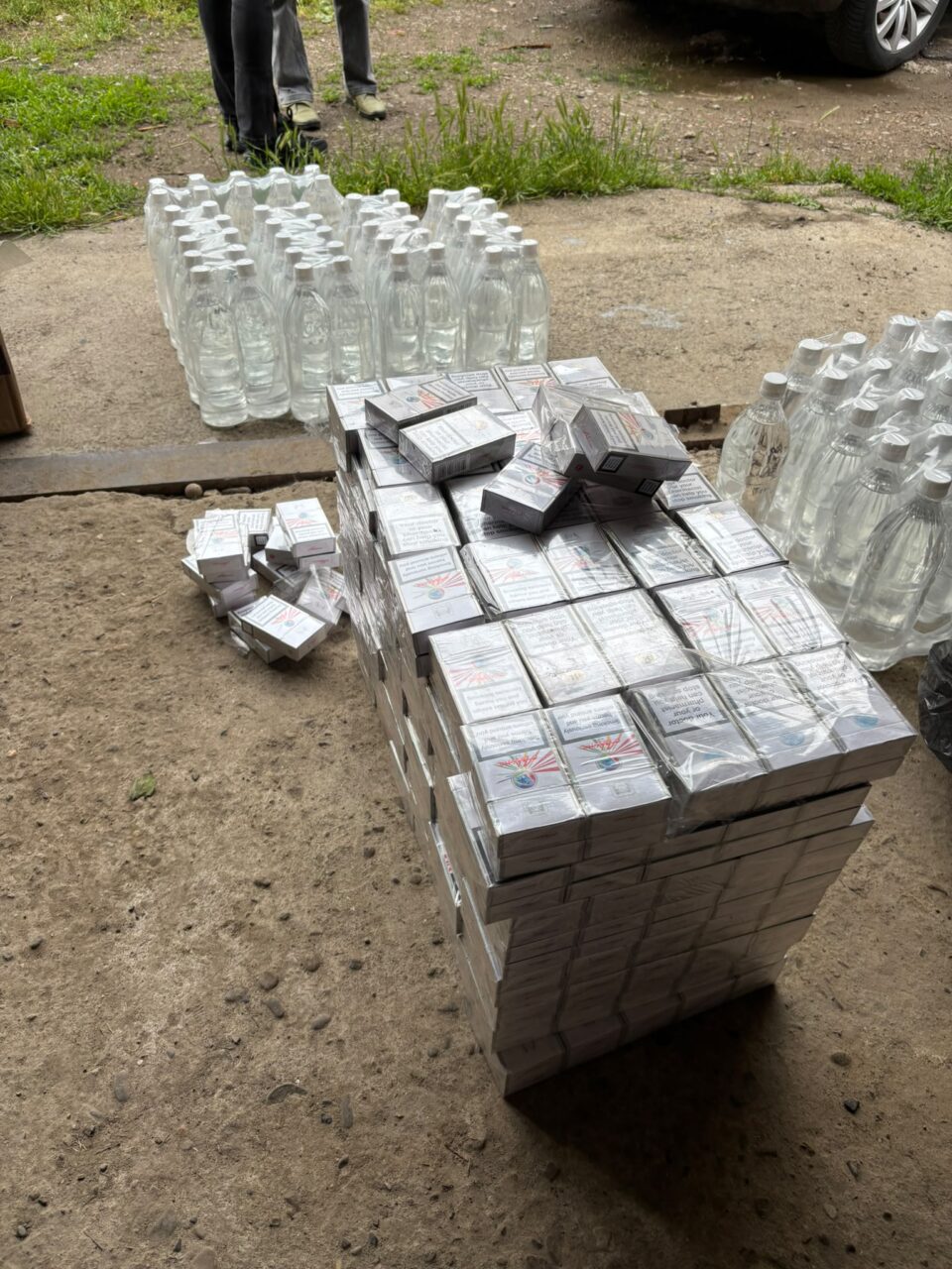 Țigări și alcool de contrabandă, ridicate și confiscate de polițiști din Bazarul Suceava