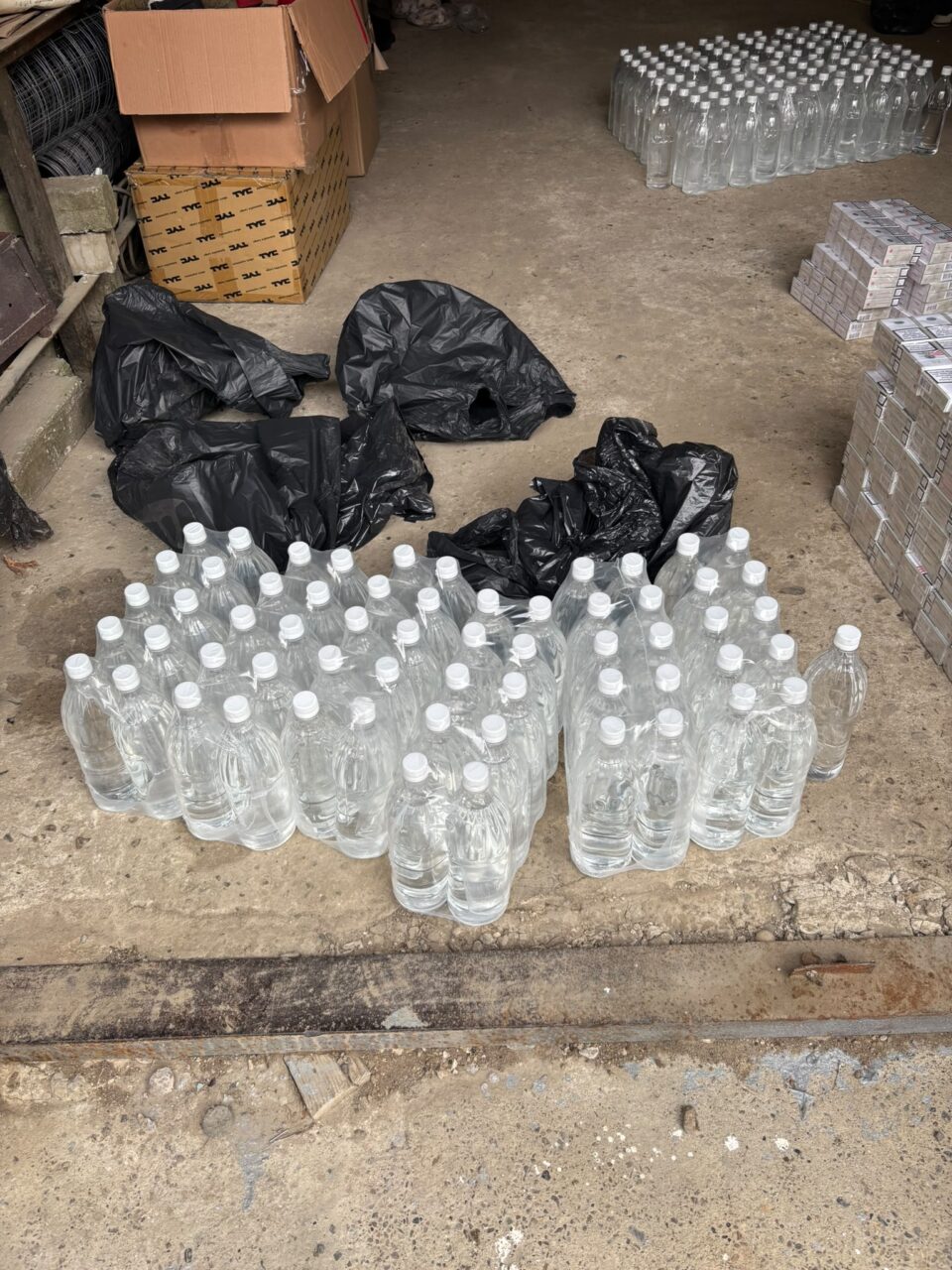 Țigări și alcool de contrabandă, ridicate și confiscate de polițiști din Bazarul Suceava