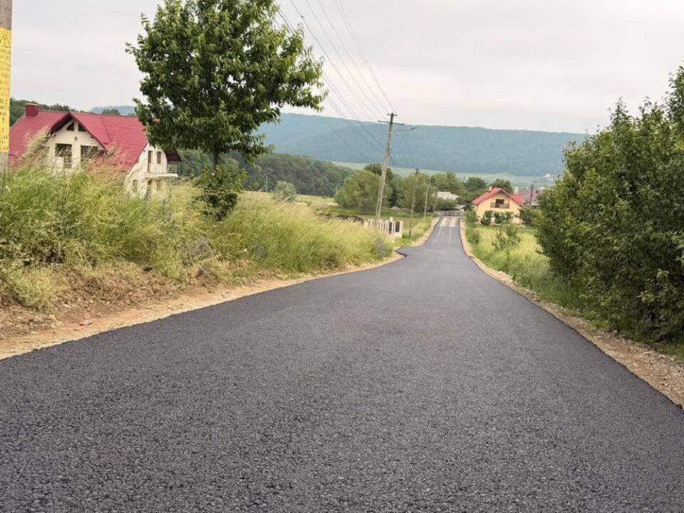 Un tronson de drum din comuna Dărmănești a fost asfaltat. Urmează alte două tronsoane Un tronson de drum din comuna Dărmănești a fost asfaltat. Urmează alte două tronsoane