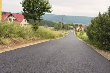 Un tronson de drum din comuna Dărmănești a fost asfaltat. Urmează alte două tronsoane