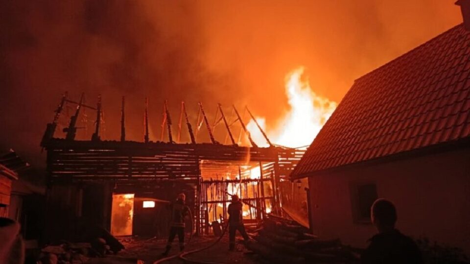 O lampă de căldură folosită pentru încălzirea puilor a provocat un incendiu în care au ars sute de păsări și mai mulți iepuri O lampă de căldură folosită pentru încălzirea puilor a provocat un incendiu în care au ars sute de păsări și mai mulți iepuri