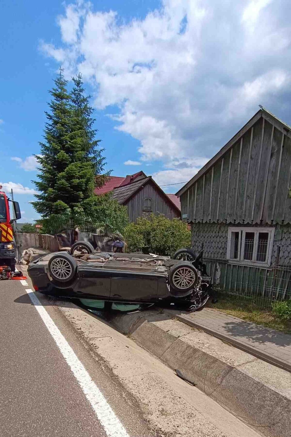 Un șofer de 76 de ani s-a răsturnat cu un Audi lângă peretele unei case