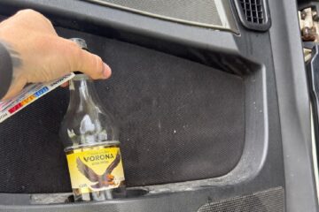 Un șofer de tir băut zdravăn avea sticla de vodcă la îndemână, în portieră Un șofer de tir băut zdravăn avea sticla de vodcă la îndemână, în portieră