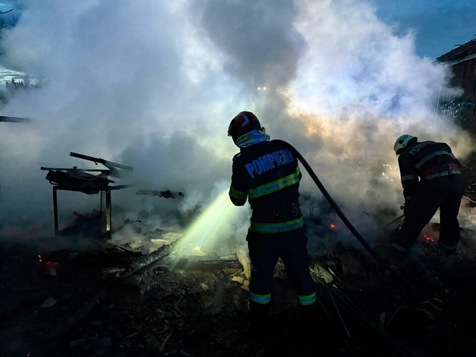 Un puternic incendiu a creat pagube uriașe într-o gospodărie din Neagra Șarului
