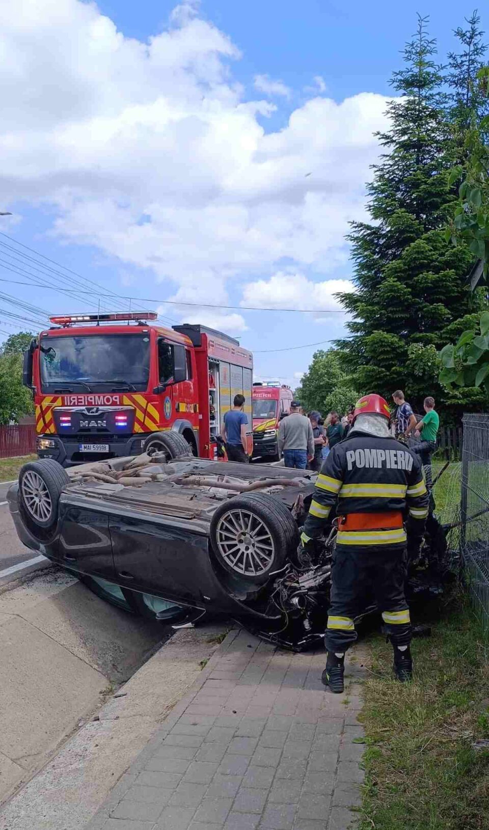 Un șofer de 76 de ani s-a răsturnat cu un Audi lângă peretele unei case
