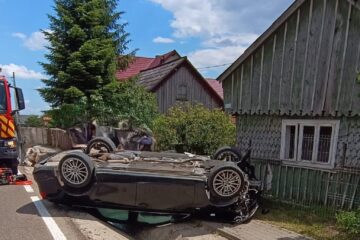 Un șofer de 76 de ani s-a răsturnat cu un Audi lângă peretele unei case