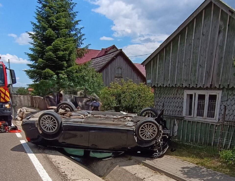 Un șofer de 76 de ani s-a răsturnat cu un Audi lângă peretele unei case