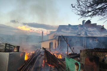Un puternic incendiu a creat pagube uriașe într-o gospodărie din Neagra Șarului