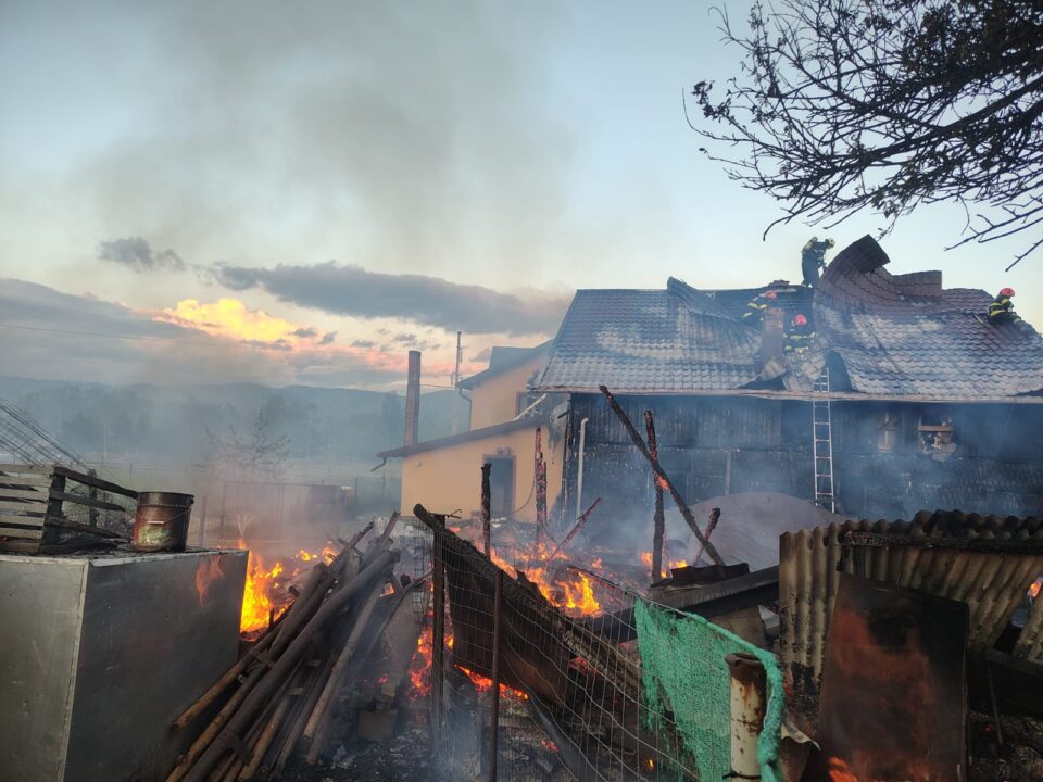 Un puternic incendiu a creat pagube uriașe într-o gospodărie din Neagra Șarului