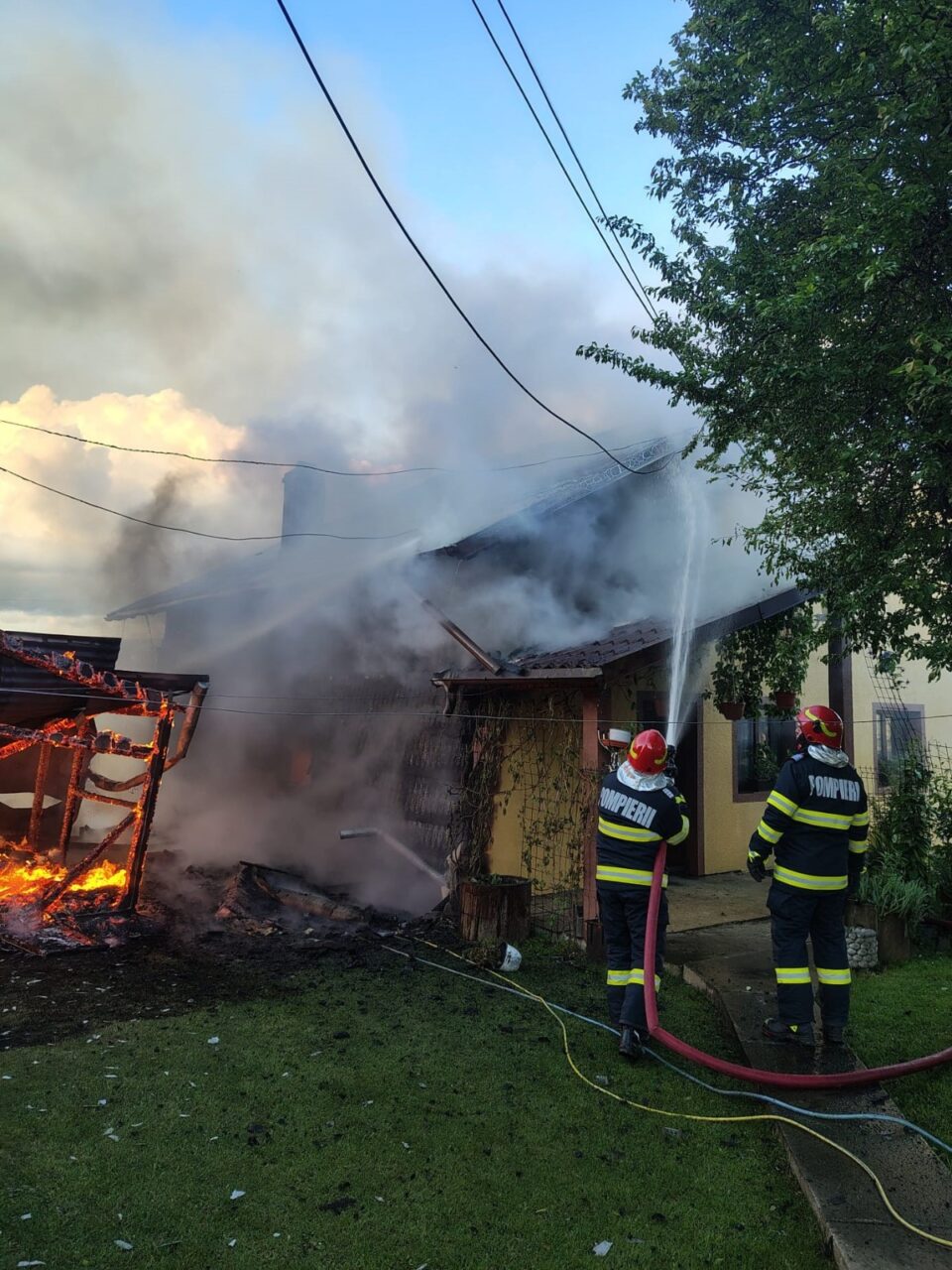 Un puternic incendiu a creat pagube uriașe într-o gospodărie din Neagra Șarului