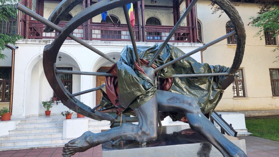 Sculptură celebră din Suceava, acoperită cu plastic înainte de vânzare