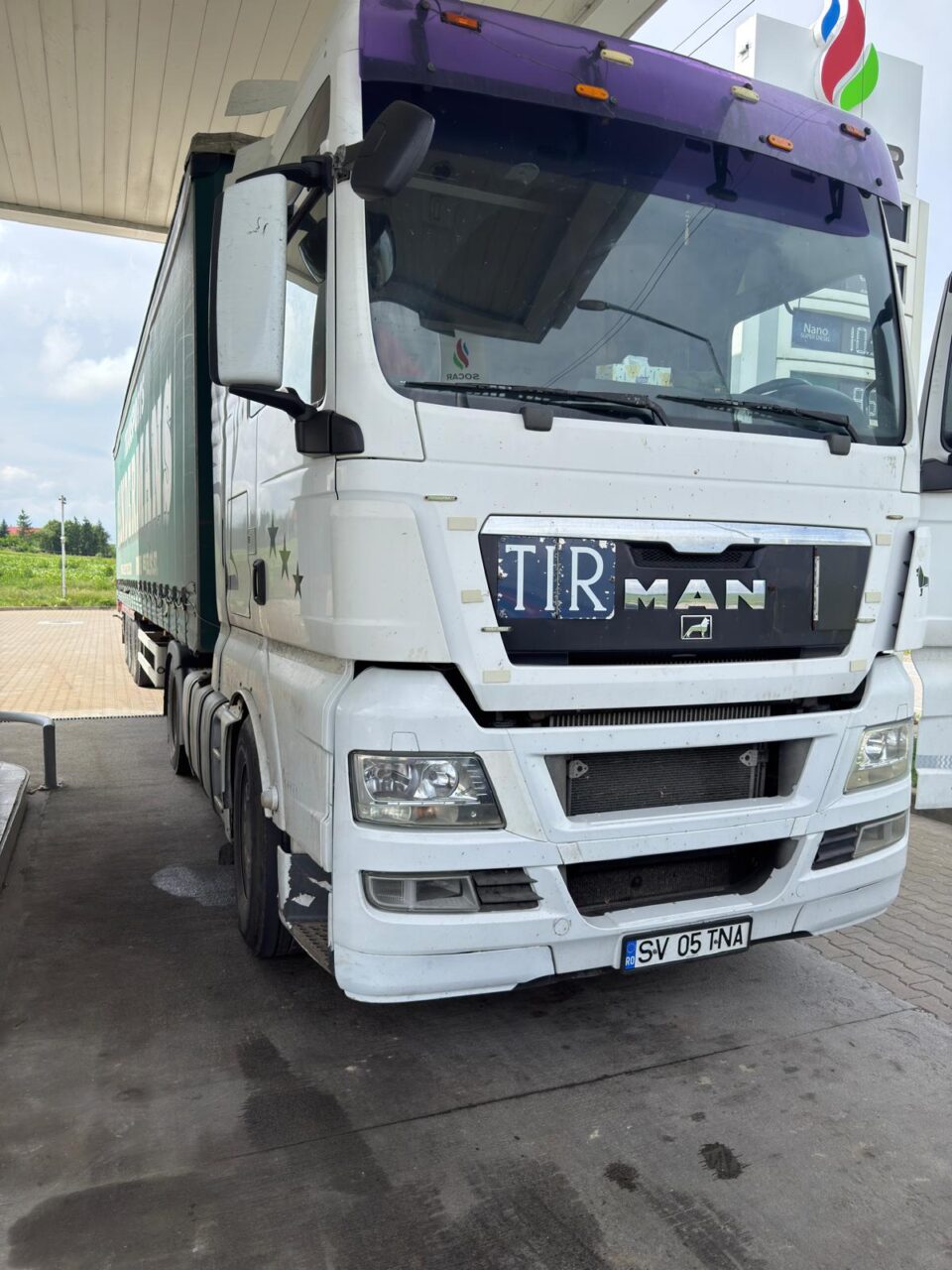 Un șofer de tir băut zdravăn avea sticla de vodcă la îndemână, în portieră