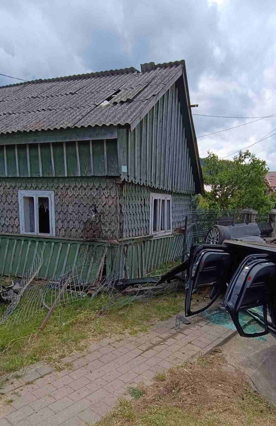 Un șofer de 76 de ani s-a răsturnat cu un Audi lângă peretele unei case