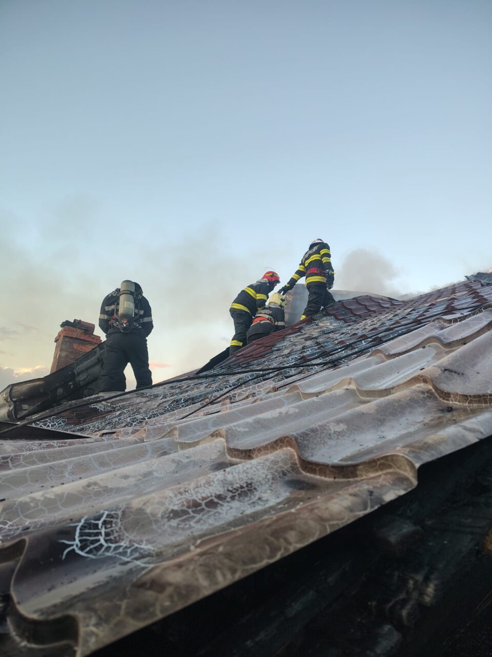Un puternic incendiu a creat pagube uriașe într-o gospodărie din Neagra Șarului